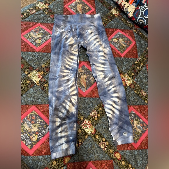 Tory Burch Sport seamless tie dye leggings. Navy w/white tie dye. Sz.  Medium. - Picture 13 of 15